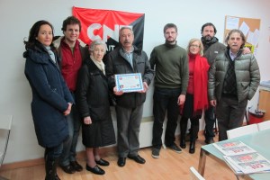 La viuda y los familiares de Canuto posan con Julián Vadillo tras la entrega del diploma. 
