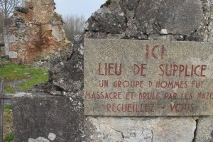 Decenas de placas como estas recuerdan los lugares donde fueron hallados cuerpos de vecinos de Oradour asesinados por los SS.