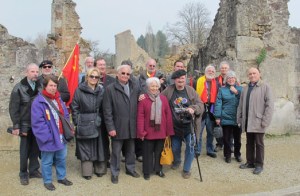 Posando frente al edificio donde los españoles de Oradour cocinaban en 1944