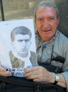 Albino Calvo con la foto de su padre asesinado. 