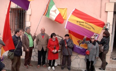 Ante la placa para su inauguracion
