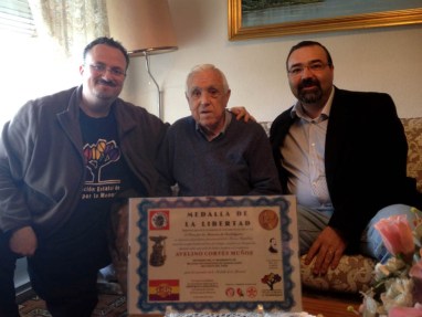 El Foro por la Memoria entrega una placa de homenaje a Avelino Cortés, veterano socialista. Asiste en nombre de la ejecutiva del PSOE Víctor Cabezas. 