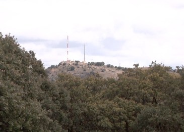 El Cerro de San Cristóbal, lugar hacia donde se dirigía el ataque en el que murió Picelli, se divisa perfectamente desde el lugar donde cayó muerto el héroe italiano. En la época la vegetación era mínima.