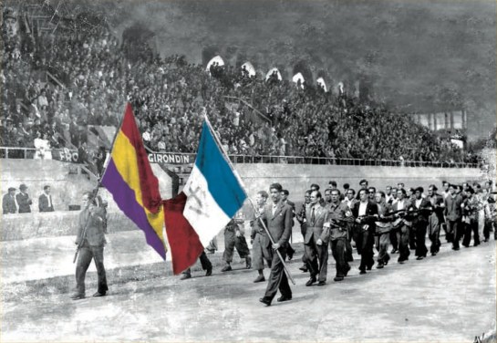 Desfile de republicanos españoles miembros del FTP tras la liberación de Burdeos. Portan banderas republicanas españolas y francesas. 