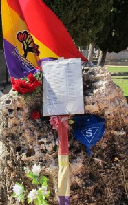 Esta piedra ornamental, situada en medio de la fosa de 52 metros, no respeta los protocolos de la ONU para los espacios de memoria, ni contiene ningún recordatorio de lo que allí pasó, y sólo durante los actos en los que participamos puede saberse lo que allí ocurrió  