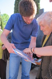 Julian Vadillo, secr. del Foro por la Memoria, entrega una placa de reconocimiento a Concha de Luz, hermana del tendillero José Luis de Luz, luchador por la libertad y por la memoria de todas las víctimas antifascistas de su pueblo. 