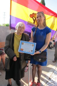 Concha de Luz Polanco y su sobrina Conchi, compañera del Foro por la Memoria, posan con la placa dedicada a José Luis de Luz