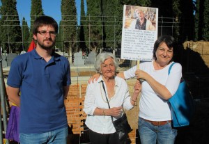 El secretario del Foro por la Memoria con Ascensión Mendieta y Chon Vargas Mendieta. 