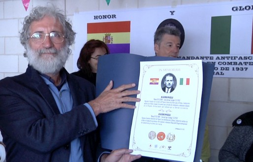 Marco Puppini, vicepresidente de AICVAS recibe copias de la placa para todos los italianos visitantes.