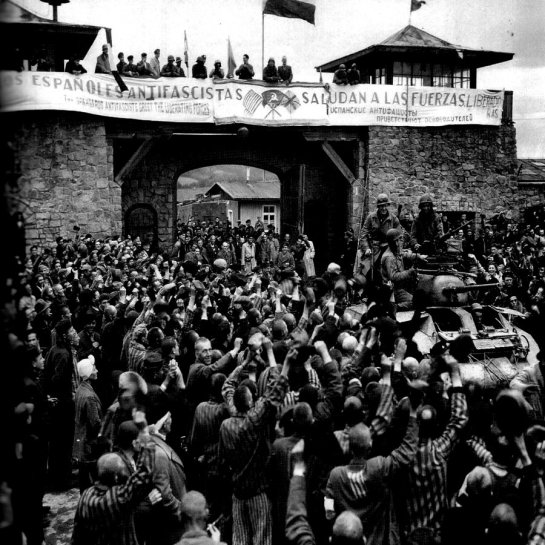 Las tropas aliadas entran en el KZ Mauthausen bajo una pancarta puesta por los supervientes españoles protagonistas de su liberación.