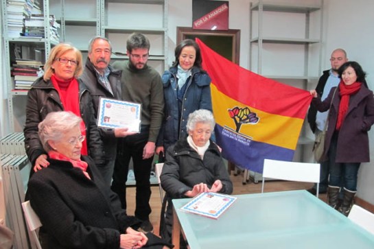 La compañera e hijos del veterano anarcosindicalista Pedro Canuto Marcos reciben la placa y el homenaje del Foro. 
