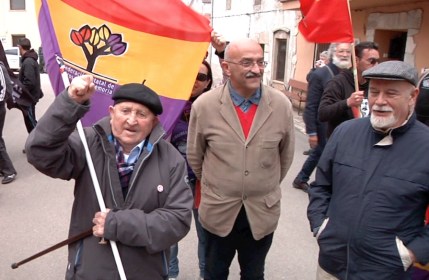 Trifón Cañamares, veterano comunista alcarreño de 102 años, posa con los compañeros italianos