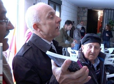 Vicente Pedrero, del Foro por la Memoria de la Comunidad de Madrid, hace entrega a los visitantes de CD's entregados expresamente por el "cantaor" flamenco Manuel Gerena, para cada visitante italiano de AICVAS o ANPI