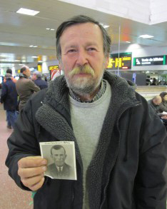 Juan López Páez con la foto de su abuelo Isidro Páez, asesinado en Guadalajara el 15 de julio de 1939 junto a otros 4 antifascistas, Archivo FMGU