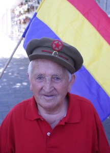 Trifón posa con una gorra de Comisario como la que usó en la guerra civil. Foto: FMGU