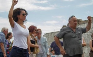 Canto de la Internacional al final del acto. FMGU/Óscar de Marcos