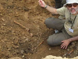 Rescate de los restos de Severiano Clemente, panadero de Medranda, Federación de Trabajadores de la Tierra y del Comité del Frente Popualr, asesinado por los requetés en 1936 (foto FMGU)