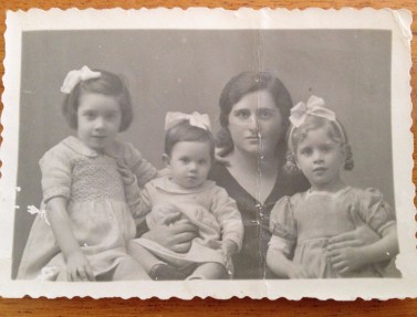 Josefina Yanguas, esposa de Cesareo, con sus hijas, Una foto que Cesareo tenía consigo en el momento de su asesinato.