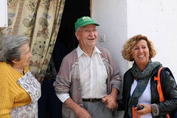 La diputada italiana Patrizia Maestri, con Julián, vecino de Mirabueno (Guadalajara)