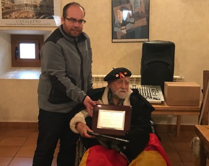 El brigadista Virgilio Fernández recibe una placa institucional de homenaje del Ayuntamiento de Torija, (Guadalajara), de manos de su alcalde Rubén García. FMGU