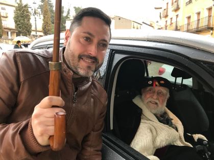 El alcalde de Brihuega, Luis Viejo, saluda al brigadista Virgilio Fernández. FMGU