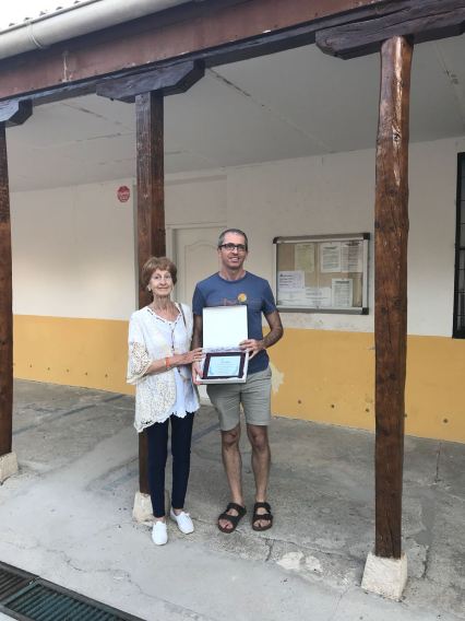 Nieves Valdés y su hijo Ismael Portillo, posan ante el edificio de la escuela de Illana. FMGU