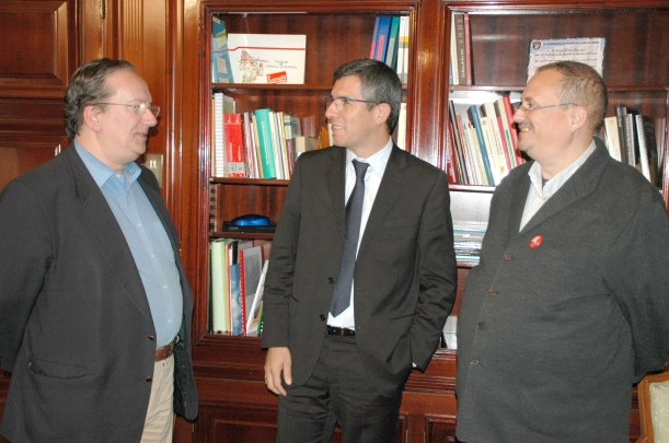 Miembros del Foro por la Memoria durante su reunión con el subdelegado Ángel Canares. Foto: Subdelegación de Gobierno