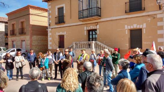 Presentación del la marcha, por Foro por la Memoria y AABI, con la presencia del Alcalde de Torija y Eusebio Robles por la JCCM. Frente al edificio de la antigua comandancia republicana, FMGU
