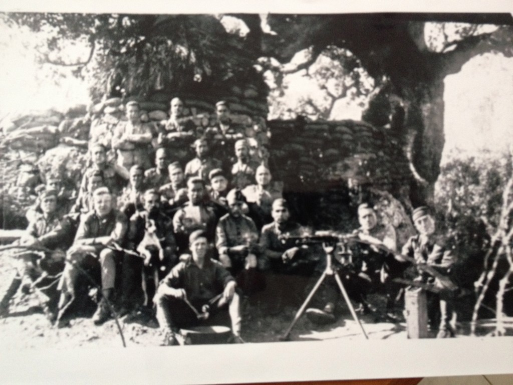 Mauricio Castel (en segunda fila, en el centro) con sus compañeros de armas en la guerra de África. Archivo familiar /FMGU